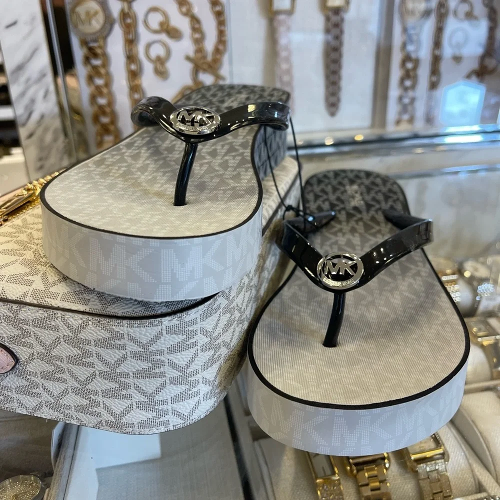 Michael Kors BEDFORD FLIP FLOP
PVC/OMBRE MK SIG
49R6BDFA1Q
Black 
NWT
Platforms - Picture 7 of 16